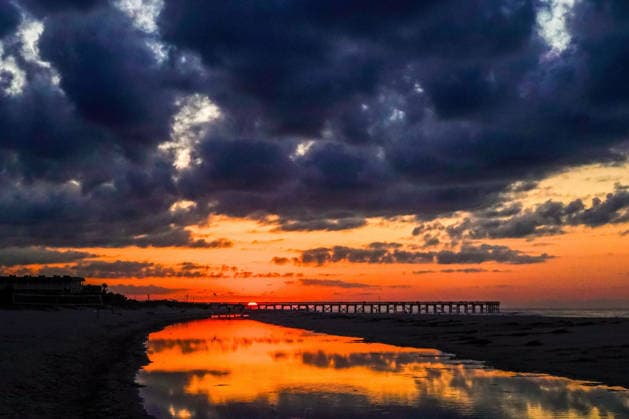 May 18, 2026, Isle Of Palms, Sc, United States: A dramatic sunrise reflects on the clouds and the tidal pool below on Front Beach, May 18, 2026 in Isle of Palms, South Carolina. Isle Of Palms United States - ZUMAe02_ 20260518_zaf_e02_002 Copyright: xRichardxEllisx