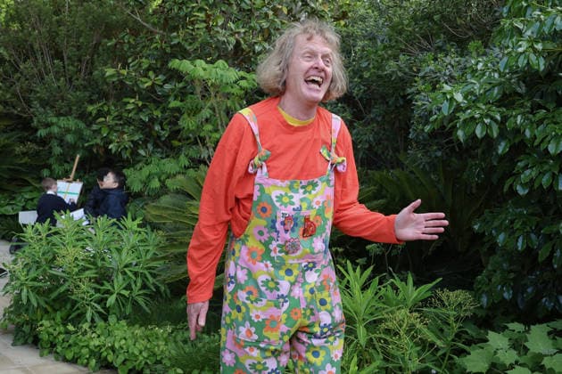 May 18, 2026, London, London, UK: London, UK. Artist Grayson Perry, joins children from a local school in an art activity in The Tate Britain Garden at The RHS Chelsea Flower Show. London UK  - ZUMAl94_ 20260518_zaf_l94_071 Copyright: xJacquelinexLawriex