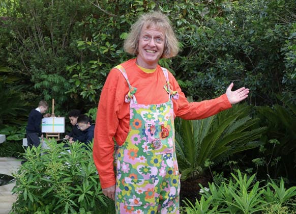 May 18, 2026, London, London, UK: London, UK. Artist Grayson Perry, joins children from a local school in an art activity in The Tate Britain Garden at The RHS Chelsea Flower Show. London UK  - ZUMAl94_ 20260518_zaf_l94_072 Copyright: xJacquelinexLawriex