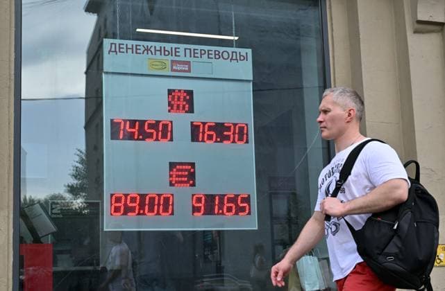 Russia Economy 9168281 18.05.2026 A man walks past a board showing currency exchange rates for the U.S. dollar and the euro against the Russian rouble in Moscow, Russia. The dollar exchange rate, which serves as a benchmark for the over-the-counter market, fell below 72 rubles for the first time since February 8, 2023, according to trading data. Ilya Pitalev Sputnik Moscow Russia  Copyright: xIlyaxPitalevx