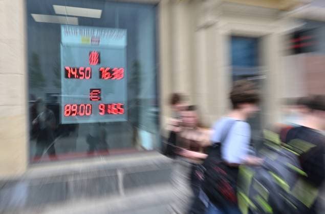 Russia Economy 9168305 18.05.2026 People walk past a board showing currency exchange rates for the U.S. dollar and the euro against the Russian rouble in Moscow, Russia. The dollar cross rate, which serves as a benchmark for the over-the-counter market, fell below 72 rubles for the first time since February 8, 2023, according to trading data. Ilya Pitalev Sputnik Moscow Russia  Copyright: xIlyaxPitalevx