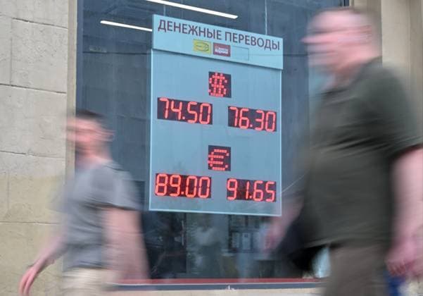 Russia Economy 9168308 18.05.2026 Pedestrians walk past a board showing currency exchange rates for the U.S. dollar and the euro against the Russian rouble in Moscow, Russia. The dollar cross rate, which serves as a benchmark for the over-the-counter market, fell below 72 rubles for the first time since February 8, 2023, according to trading data. Ilya Pitalev Sputnik Moscow Russia  Copyright: xIlyaxPitalevx