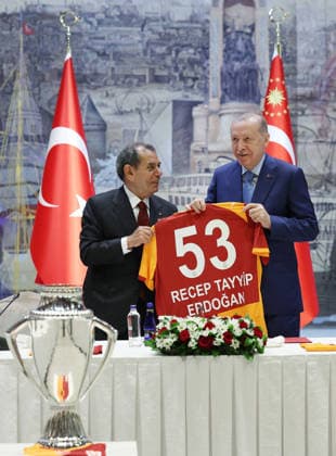 Turkish President Erdogan receives Galatasaray team in Ankara Turkish President Recep Tayyip Erdogan receives football players, coaching staff and club officials of Galatasaray in Ankara, Turkey, on May 18, 2026, following the club’s fourth consecutive Turkish league title victory. The meeting included an exchange of commemorative gifts, with the club presenting Erdogan a jersey bearing his name and the number 53, as well as a group photo with the championship trophy. Photo by Turkish presidency apaimages Ankara Ankara Turkey 180526_Türkiye_TPO_01(2) Copyright: xapaimagesxTurkishxpresidencyx xapaimagesx