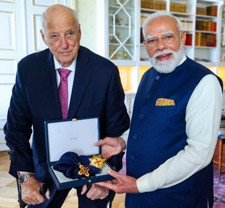 RECORD DATE NOT STATED PM Modi receives the Grand Cross of the Royal Norwegian Order of Merit from King Harald V, in Oslo Oslo Norway , May 18 (ANI): Prime Minister Narendra Modi receives the Grand Cross of the Royal Norwegian Order of Merit from King Harald V, in Oslo on Monday. (@MEAIndia X ANI Photo) Oslo Oslo Norway Copyright: xANIx ANI_20260518361