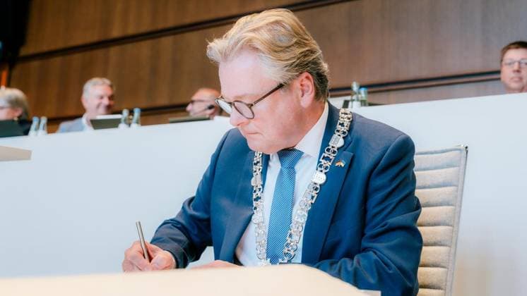 40 years of town twinning Zaporizhzhya Oberhausen Entry in the citys Golden Book On 18 05 2026 in Oberhausen FOR EDITORIAL PURPOSES ONLY p Lord Mayor Thorsten Berg 40 years of town twinning Zaporizhzhya Oberhausen Entry in the citys Golden Book On 18 05 2026 in Oberhausen Oberhausen Copyright ChristophxJendral Copyright: ChristophxJendral doc85whx8z14k211f3mvqzl ,EDITORIAL USE ONLY Copyright: ChristophxJendral