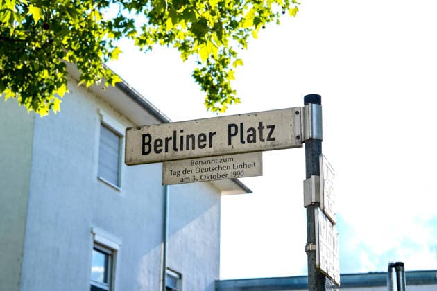 Blutige Messeratatacke in Pizzaria: eine Person schwer verletzt! - Täter befindet sich wohl auf der Flucht - Polizei sucht mit Hubschrauber! 7aIMG: 0558551 In Rüsselsheim läuft derzeit ein dramatischer Großeinsatz von Polizei und Rettungskräften. Nach ersten Informationen soll eine Person bei einer Messerattacke schwer verletzt worden sein. Der mutmaßliche Täter ist weiterhin auf der Flucht. Mehrere Streifenwagen, Spezialkräfte der Polizei sowie ein Polizeihubschrauber sind im Einsatz und durchsuchen das betroffene Gebiet. Augenzeugen berichten von abgesperrten Straßen, hektischen Szenen und zahlreichen Einsatzfahrzeugen vor Ort. Rettungskräfte versorgen das Opfer, während die Polizei mit Hochdruck nach dem Verdächtigen fahndet. Die H Copyright: 7aktuell.dex xVincentxB. 0558551 20260518_7a_MESSERATTACKERUESSELSHEIM_558551