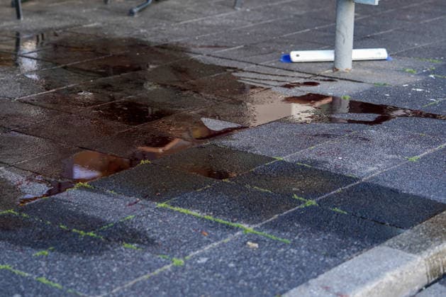 Blutige Messeratatacke in Pizzaria: eine Person schwer verletzt! - Täter befindet sich wohl auf der Flucht - Polizei sucht mit Hubschrauber! 7aIMG: 0558552 In Rüsselsheim läuft derzeit ein dramatischer Großeinsatz von Polizei und Rettungskräften. Nach ersten Informationen soll eine Person bei einer Messerattacke schwer verletzt worden sein. Der mutmaßliche Täter ist weiterhin auf der Flucht. Mehrere Streifenwagen, Spezialkräfte der Polizei sowie ein Polizeihubschrauber sind im Einsatz und durchsuchen das betroffene Gebiet. Augenzeugen berichten von abgesperrten Straßen, hektischen Szenen und zahlreichen Einsatzfahrzeugen vor Ort. Rettungskräfte versorgen das Opfer, während die Polizei mit Hochdruck nach dem Verdächtigen fahndet. Die H Copyright: 7aktuell.dex xVincentxB. 0558552 20260518_7a_MESSERATTACKERUESSELSHEIM_558552