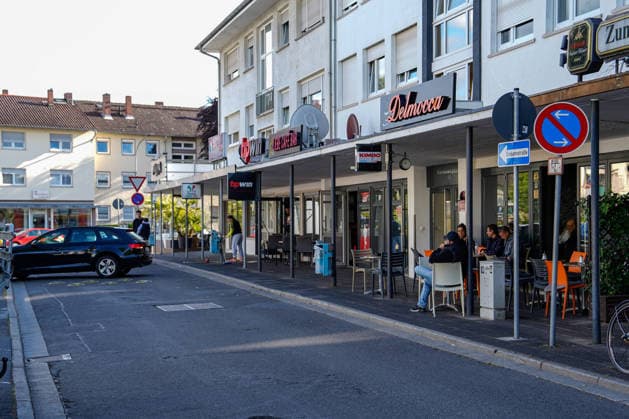 Blutige Messeratatacke in Pizzaria: eine Person schwer verletzt! - Täter befindet sich wohl auf der Flucht - Polizei sucht mit Hubschrauber! 7aIMG: 0558553 In Rüsselsheim läuft derzeit ein dramatischer Großeinsatz von Polizei und Rettungskräften. Nach ersten Informationen soll eine Person bei einer Messerattacke schwer verletzt worden sein. Der mutmaßliche Täter ist weiterhin auf der Flucht. Mehrere Streifenwagen, Spezialkräfte der Polizei sowie ein Polizeihubschrauber sind im Einsatz und durchsuchen das betroffene Gebiet. Augenzeugen berichten von abgesperrten Straßen, hektischen Szenen und zahlreichen Einsatzfahrzeugen vor Ort. Rettungskräfte versorgen das Opfer, während die Polizei mit Hochdruck nach dem Verdächtigen fahndet. Die H Copyright: 7aktuell.dex xVincentxB. 0558553 20260518_7a_MESSERATTACKERUESSELSHEIM_558553