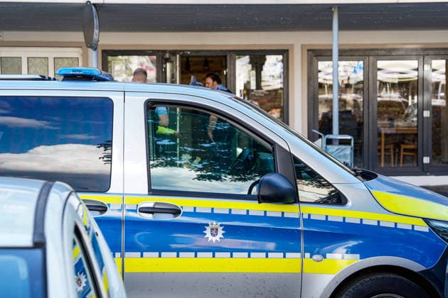 Blutige Messeratatacke in Pizzaria: eine Person schwer verletzt! - Täter befindet sich wohl auf der Flucht - Polizei sucht mit Hubschrauber! 7aIMG: 0558561 In Rüsselsheim läuft derzeit ein dramatischer Großeinsatz von Polizei und Rettungskräften. Nach ersten Informationen soll eine Person bei einer Messerattacke schwer verletzt worden sein. Der mutmaßliche Täter ist weiterhin auf der Flucht. Mehrere Streifenwagen, Spezialkräfte der Polizei sowie ein Polizeihubschrauber sind im Einsatz und durchsuchen das betroffene Gebiet. Augenzeugen berichten von abgesperrten Straßen, hektischen Szenen und zahlreichen Einsatzfahrzeugen vor Ort. Rettungskräfte versorgen das Opfer, während die Polizei mit Hochdruck nach dem Verdächtigen fahndet. Die H Copyright: 7aktuell.dex xVincentxB. 0558561 20260518_7a_MESSERATTACKERUESSELSHEIM_558561