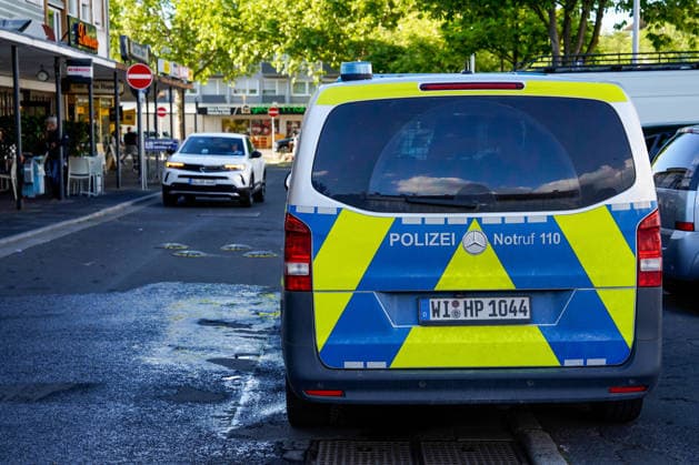 Blutige Messeratatacke in Pizzaria: eine Person schwer verletzt! - Täter befindet sich wohl auf der Flucht - Polizei sucht mit Hubschrauber! 7aIMG: 0558562 In Rüsselsheim läuft derzeit ein dramatischer Großeinsatz von Polizei und Rettungskräften. Nach ersten Informationen soll eine Person bei einer Messerattacke schwer verletzt worden sein. Der mutmaßliche Täter ist weiterhin auf der Flucht. Mehrere Streifenwagen, Spezialkräfte der Polizei sowie ein Polizeihubschrauber sind im Einsatz und durchsuchen das betroffene Gebiet. Augenzeugen berichten von abgesperrten Straßen, hektischen Szenen und zahlreichen Einsatzfahrzeugen vor Ort. Rettungskräfte versorgen das Opfer, während die Polizei mit Hochdruck nach dem Verdächtigen fahndet. Die H Copyright: 7aktuell.dex xVincentxB. 0558562 20260518_7a_MESSERATTACKERUESSELSHEIM_558562