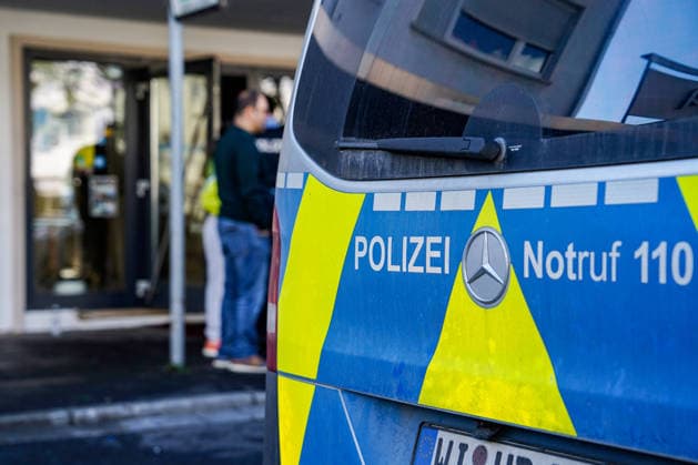 Blutige Messeratatacke in Pizzaria: eine Person schwer verletzt! - Täter befindet sich wohl auf der Flucht - Polizei sucht mit Hubschrauber! 7aIMG: 0558563 In Rüsselsheim läuft derzeit ein dramatischer Großeinsatz von Polizei und Rettungskräften. Nach ersten Informationen soll eine Person bei einer Messerattacke schwer verletzt worden sein. Der mutmaßliche Täter ist weiterhin auf der Flucht. Mehrere Streifenwagen, Spezialkräfte der Polizei sowie ein Polizeihubschrauber sind im Einsatz und durchsuchen das betroffene Gebiet. Augenzeugen berichten von abgesperrten Straßen, hektischen Szenen und zahlreichen Einsatzfahrzeugen vor Ort. Rettungskräfte versorgen das Opfer, während die Polizei mit Hochdruck nach dem Verdächtigen fahndet. Die H Copyright: 7aktuell.dex xVincentxB. 0558563 20260518_7a_MESSERATTACKERUESSELSHEIM_558563