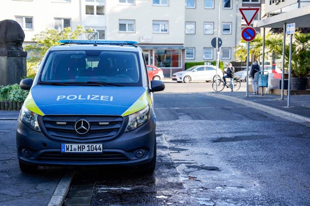 Blutige Messeratatacke in Pizzaria: eine Person schwer verletzt! - Täter befindet sich wohl auf der Flucht - Polizei sucht mit Hubschrauber! 7aIMG: 0558564 In Rüsselsheim läuft derzeit ein dramatischer Großeinsatz von Polizei und Rettungskräften. Nach ersten Informationen soll eine Person bei einer Messerattacke schwer verletzt worden sein. Der mutmaßliche Täter ist weiterhin auf der Flucht. Mehrere Streifenwagen, Spezialkräfte der Polizei sowie ein Polizeihubschrauber sind im Einsatz und durchsuchen das betroffene Gebiet. Augenzeugen berichten von abgesperrten Straßen, hektischen Szenen und zahlreichen Einsatzfahrzeugen vor Ort. Rettungskräfte versorgen das Opfer, während die Polizei mit Hochdruck nach dem Verdächtigen fahndet. Die H Copyright: 7aktuell.dex xVincentxB. 0558564 20260518_7a_MESSERATTACKERUESSELSHEIM_558564