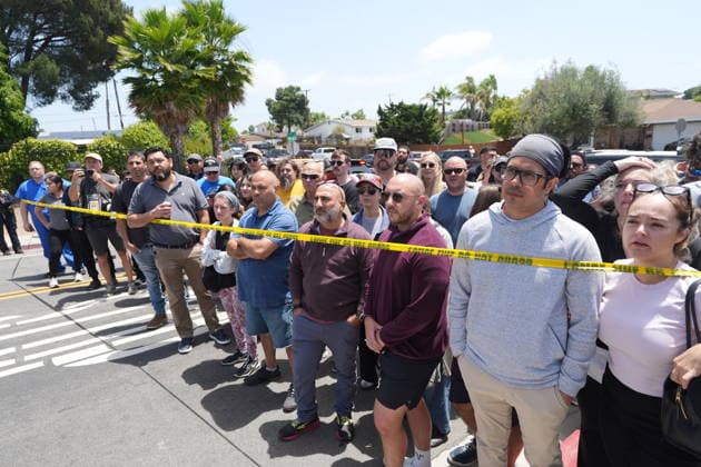 Emergency services respond to reported active shooter near San Diego Mosque SAN DIEGO, UNITED STATES - MAY 18: People inspect the scene in the area near the San Diego Islamic Center as officers urge residents to avoid the area and remain indoors after reports of an active shooter at a mosque, in San Diego, California, United States, on May 18, 2026. Police in the US city of San Diego said Monday that a reported active shooter threat at the Islamic Center of San Diego had been neutralized. Michael Ho Wai Lee Anadolu California United States. Editorial use only. Please get in touch for any other usage.  Copyright: x2026xAnadoluxMichaelxHoxWaixLeex