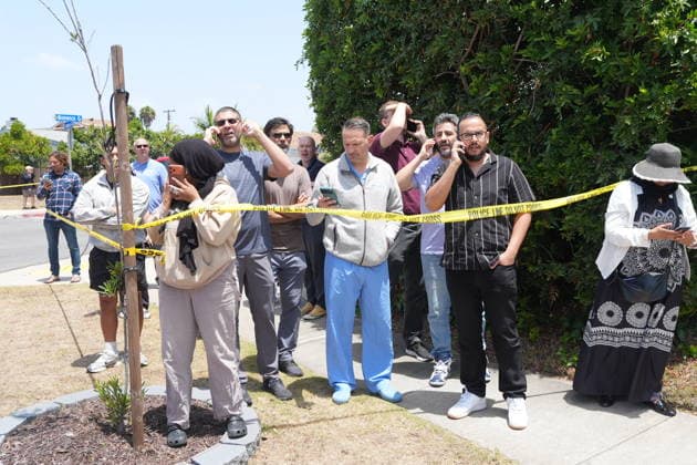 Emergency services respond to reported active shooter near San Diego Mosque SAN DIEGO, UNITED STATES - MAY 18: People inspect the scene in the area near the San Diego Islamic Center as officers urge residents to avoid the area and remain indoors after reports of an active shooter at a mosque, in San Diego, California, United States, on May 18, 2026. Police in the US city of San Diego said Monday that a reported active shooter threat at the Islamic Center of San Diego had been neutralized. Michael Ho Wai Lee Anadolu California United States. Editorial use only. Please get in touch for any other usage.  Copyright: x2026xAnadoluxMichaelxHoxWaixLeex
