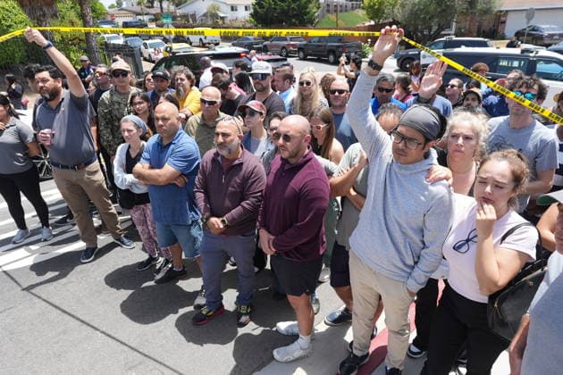 Emergency services respond to reported active shooter near San Diego Mosque SAN DIEGO, UNITED STATES - MAY 18: People inspect the scene in the area near the San Diego Islamic Center as officers urge residents to avoid the area and remain indoors after reports of an active shooter at a mosque, in San Diego, California, United States, on May 18, 2026. Police in the US city of San Diego said Monday that a reported active shooter threat at the Islamic Center of San Diego had been neutralized. Michael Ho Wai Lee Anadolu California United States. Editorial use only. Please get in touch for any other usage.  Copyright: x2026xAnadoluxMichaelxHoxWaixLeex