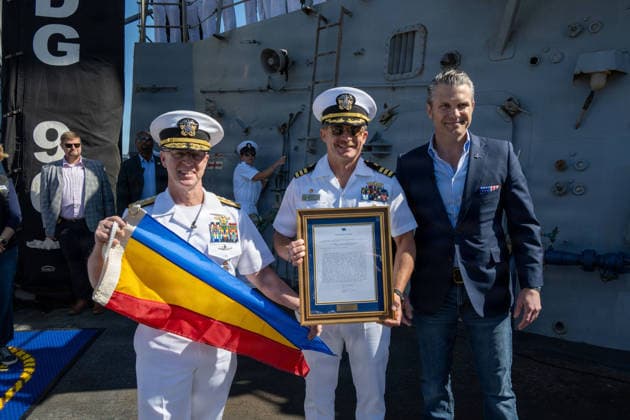 May 18, 2026, Norfolk, Va, United States of America: U.S. Defense Secretary Pete Hegseth, right, and Adm. Daryl Caudle, Chief of Naval Operations, left, pose with the Arleigh Burke-class guided-missile destroyer USS Bainbridge Commanding Officer Cdr. Ryan Miller during the homecoming celebration for the Ford-class super carrier, USS Gerald R. Ford at Naval Station Norfolk, May 16, 2026, in Norfolk, Virginia. The ship returned following a historic 11-month deployment sailing over 57,713 nautical miles. Norfolk United States of America - ZUMAp138 20260518_zaa_p138_053 Copyright: xMc1xJohnxBellino UsxNavyx