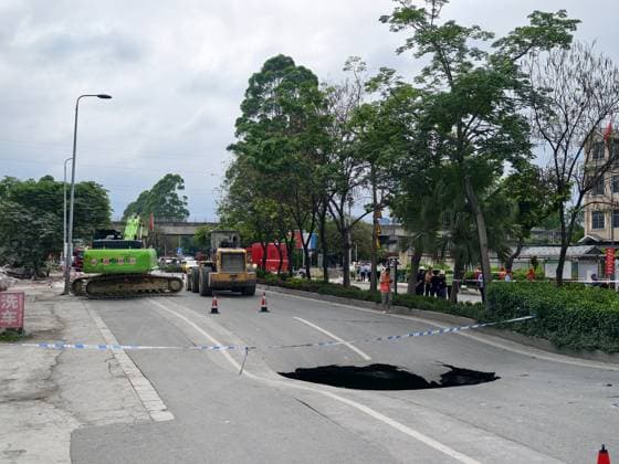 LIUZHOU, CHINA - MAY 18: A hole opens in the road after a 5.2-magnitude earthquake on May 18, 2026 in Liunan District, Liuzhou City, Guangxi Zhuang Autonomous Region of China. A 5.2-magnitude earthquake struck Liuzhou, a city in south China s Guangxi Zhuang Autonomous Region, early Monday, leaving three people missing and four others hospitalized, local authorities said.  Copyright: xVCGx 111642361322