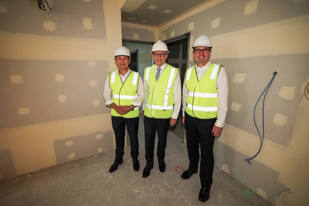 ANTHONY ALBANESE WA VISIT, Western Australia Premier Roger Cook, Australian Prime Minister Anthony Albanese and Member for Perth Patrick Gorman , visit the site of a planned 29-storey apartment complex at 195 Pier Street in Perth, Tuesday, May 19, 2026. ( NO ARCHIVING Perth Western Australia Australia  Copyright: xCOLINxMURTYx 20260519162796441181