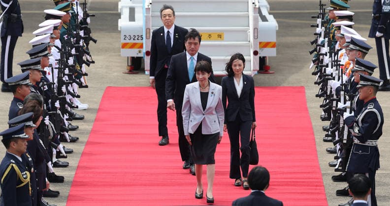 Japanese PM Takaichi arrives in S. Korea Japanese PM Takaichi arrives in S. Korea Japanese Prime Minister Sanae Takaichi (C) arrives at Daegu International Airport in the southeastern city of Daegu on May 19, 2026, for a two-day trip to South Korea to hold a summit meeting with President Lee Jae Myung. (Yonhap) 2026-05-19 12:36:53 < 1980-2026 YONHAPNEWS AGENCY. .> ë±¸±¤¿ª½Ã EDITORIAL USE ONLY  Copyright: xx PYH2026051909020031500 YonhapxNewsx yonphotos252373