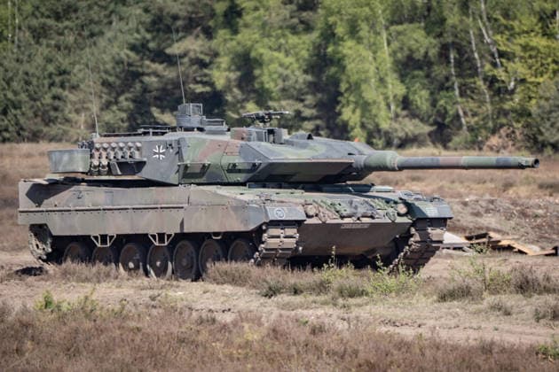 Leopard 2 main battle tank at the Munster military training area in Lower Saxony during a demonstration of the army combat exercise on the occasion of the Chancellors inaugural visit to the Bundeswehr army at the Munster military training area in Lower Saxony on April 30, 2026, Munster Lower Saxony Germany Munster military training area