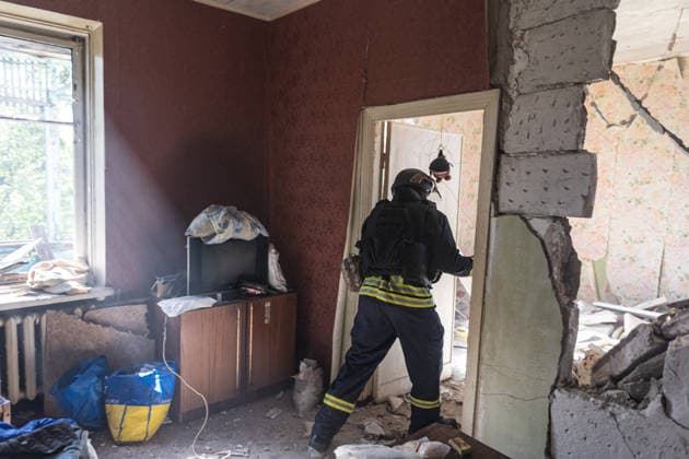 Russian attack on Ukraine s Kramatorsk KRAMATORSK, UKRAINE - MAY 19: Ukrainian emergency services walk through a residential building damaged by a Russian air strike using KAB bombs in Kramatorsk, Ukraine, 19 May 2026. Diego Herrera Carcedo Anadolu Kramatorsk Ukraine. Editorial use only. Please get in touch for any other usage.  Copyright: x2026xAnadoluxDiegoxHerreraxCarcedox