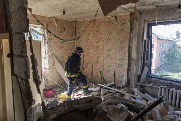 Russian attack on Ukraine s Kramatorsk KRAMATORSK, UKRAINE - MAY 19: Ukrainian emergency services walk through a residential building damaged by a Russian air strike using KAB bombs in Kramatorsk, Ukraine, 19 May 2026. Diego Herrera Carcedo Anadolu Kramatorsk Ukraine. Editorial use only. Please get in touch for any other usage.  Copyright: x2026xAnadoluxDiegoxHerreraxCarcedox
