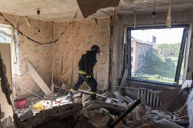 Russian attack on Ukraine s Kramatorsk KRAMATORSK, UKRAINE - MAY 19: Ukrainian emergency services walk through a residential building damaged by a Russian air strike using KAB bombs in Kramatorsk, Ukraine, 19 May 2026. Diego Herrera Carcedo Anadolu Kramatorsk Ukraine. Editorial use only. Please get in touch for any other usage.  Copyright: x2026xAnadoluxDiegoxHerreraxCarcedox