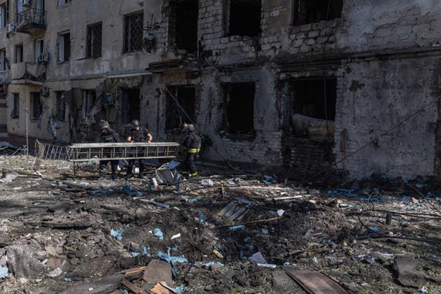 Russian attack on Ukraine s Kramatorsk KRAMATORSK, UKRAINE - MAY 19: Ukrainian emergency services extinguish a fire in a residential building following a Russian air strike using KAB bombs in Kramatorsk, Ukraine on May 19, 2026. Diego Herrera Carcedo Anadolu Kramatorsk Ukraine. Editorial use only. Please get in touch for any other usage.  Copyright: x2026xAnadoluxDiegoxHerreraxCarcedox
