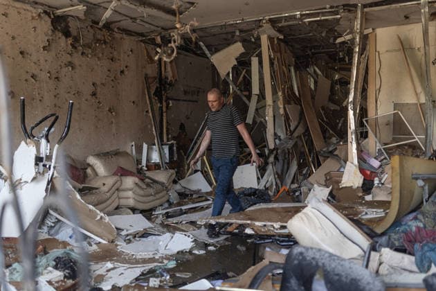 Russian attack on Ukraine s Kramatorsk KRAMATORSK, UKRAINE - MAY 19: A man searches for his belongings among the rubble of a residential building damaged by a Russian air strike using KAB bombs in Kramatorsk, Ukraine on May 19, 2026. Diego Herrera Carcedo Anadolu Kramatorsk Ukraine. Editorial use only. Please get in touch for any other usage.  Copyright: x2026xAnadoluxDiegoxHerreraxCarcedox