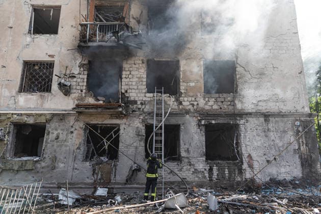 Russian attack on Ukraine s Kramatorsk KRAMATORSK, UKRAINE - MAY 19: Ukrainian emergency services extinguish a fire in a residential building following a Russian air strike using KAB bombs in Kramatorsk, Ukraine on May 19, 2026. Diego Herrera Carcedo Anadolu Kramatorsk Ukraine. Editorial use only. Please get in touch for any other usage.  Copyright: x2026xAnadoluxDiegoxHerreraxCarcedox