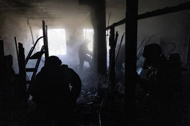 Russian attack on Ukraine s Kramatorsk KRAMATORSK, UKRAINE - MAY 19: Ukrainian emergency services extinguish a fire in a residential building following a Russian air strike using KAB bombs in Kramatorsk, Ukraine, 19 May 2026. Diego Herrera Carcedo Anadolu Kramatorsk Ukraine. Editorial use only. Please get in touch for any other usage.  Copyright: x2026xAnadoluxDiegoxHerreraxCarcedox