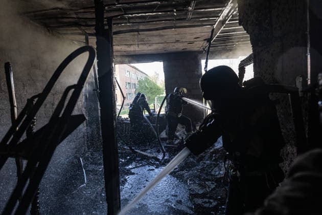 Russian attack on Ukraine s Kramatorsk KRAMATORSK, UKRAINE - MAY 19: Ukrainian emergency services extinguish a fire in a residential building following a Russian air strike using KAB bombs in Kramatorsk, Ukraine, 19 May 2026. Diego Herrera Carcedo Anadolu Kramatorsk Ukraine. Editorial use only. Please get in touch for any other usage.  Copyright: x2026xAnadoluxDiegoxHerreraxCarcedox