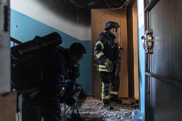 Russian attack on Ukraine s Kramatorsk KRAMATORSK, UKRAINE - MAY 19: Ukrainian emergency services prepare to extinguish a fire in a residential building following a Russian air strike using KAB bombs in Kramatorsk, Ukraine, 19 May 2026. Diego Herrera Carcedo Anadolu Kramatorsk Ukraine. Editorial use only. Please get in touch for any other usage.  Copyright: x2026xAnadoluxDiegoxHerreraxCarcedox