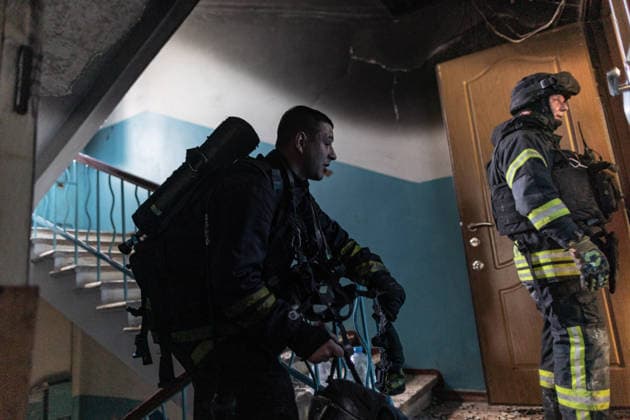 Russian attack on Ukraine s Kramatorsk KRAMATORSK, UKRAINE - MAY 19: Ukrainian emergency services prepare to extinguish a fire in a residential building following a Russian air strike using KAB bombs in Kramatorsk, Ukraine, 19 May 2026. Diego Herrera Carcedo Anadolu Kramatorsk Ukraine. Editorial use only. Please get in touch for any other usage.  Copyright: x2026xAnadoluxDiegoxHerreraxCarcedox