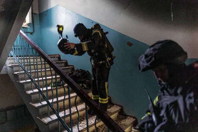 Russian attack on Ukraine s Kramatorsk KRAMATORSK, UKRAINE - MAY 19: Ukrainian emergency services prepare to extinguish a fire in a residential building following a Russian air strike using KAB bombs in Kramatorsk, Ukraine, 19 May 2026. Diego Herrera Carcedo Anadolu Kramatorsk Ukraine. Editorial use only. Please get in touch for any other usage.  Copyright: x2026xAnadoluxDiegoxHerreraxCarcedox