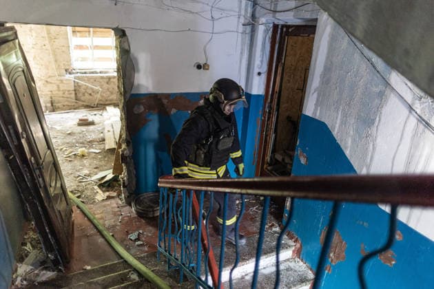 Russian attack on Ukraine s Kramatorsk KRAMATORSK, UKRAINE - MAY 19: Ukrainian emergency services extinguish a fire in a residential building following a Russian air strike using KAB bombs in Kramatorsk, Ukraine, 19 May 2026. Diego Herrera Carcedo Anadolu Kramatorsk Ukraine. Editorial use only. Please get in touch for any other usage.  Copyright: x2026xAnadoluxDiegoxHerreraxCarcedox
