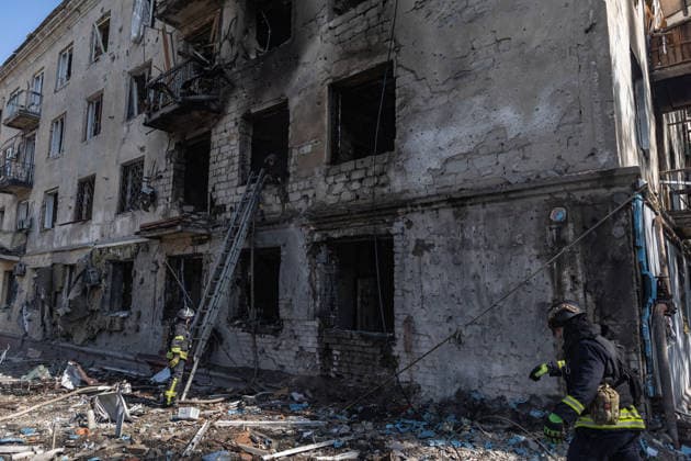 Russian attack on Ukraine s Kramatorsk KRAMATORSK, UKRAINE - MAY 19: A view of destruction as Ukrainian emergency services extinguish a fire in a residential building following a Russian air strike using KAB bombs in Kramatorsk, Ukraine, 19 May 2026. Diego Herrera Carcedo Anadolu Kramatorsk Ukraine. Editorial use only. Please get in touch for any other usage.  Copyright: x2026xAnadoluxDiegoxHerreraxCarcedox