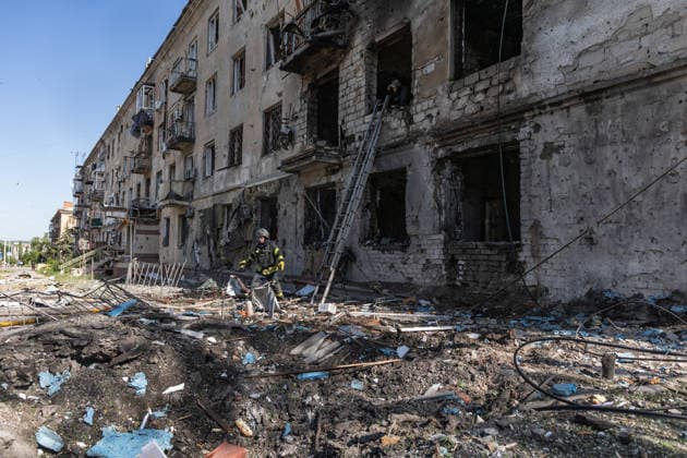 Russian attack on Ukraine s Kramatorsk KRAMATORSK, UKRAINE - MAY 19: A view of destruction as Ukrainian emergency services extinguish a fire in a residential building following a Russian air strike using KAB bombs in Kramatorsk, Ukraine, 19 May 2026. Diego Herrera Carcedo Anadolu Kramatorsk Ukraine. Editorial use only. Please get in touch for any other usage.  Copyright: x2026xAnadoluxDiegoxHerreraxCarcedox