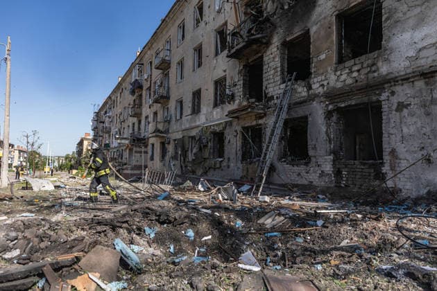 Russian attack on Ukraine s Kramatorsk KRAMATORSK, UKRAINE - MAY 19: A view of destruction as Ukrainian emergency services extinguish a fire in a residential building following a Russian air strike using KAB bombs in Kramatorsk, Ukraine, 19 May 2026. Diego Herrera Carcedo Anadolu Kramatorsk Ukraine. Editorial use only. Please get in touch for any other usage.  Copyright: x2026xAnadoluxDiegoxHerreraxCarcedox