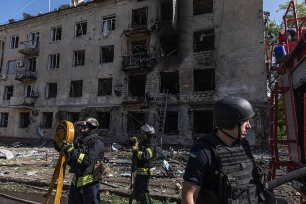 Russian attack on Ukraine s Kramatorsk KRAMATORSK, UKRAINE - MAY 19: A view of destruction as Ukrainian emergency services extinguish a fire in a residential building following a Russian air strike using KAB bombs in Kramatorsk, Ukraine, 19 May 2026. Diego Herrera Carcedo Anadolu Kramatorsk Ukraine. Editorial use only. Please get in touch for any other usage.  Copyright: x2026xAnadoluxDiegoxHerreraxCarcedox