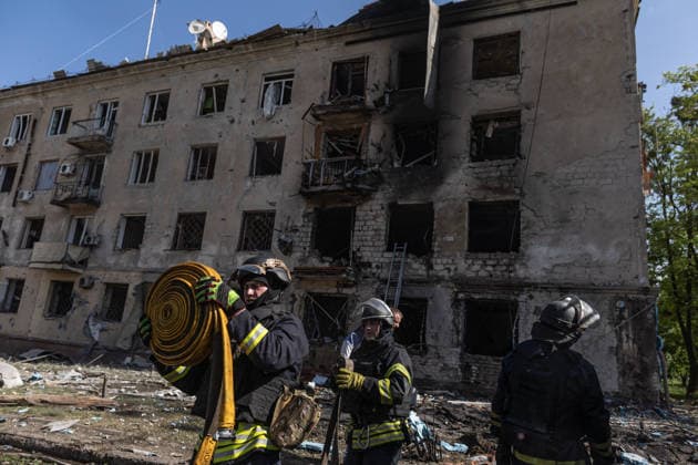 Russian attack on Ukraine s Kramatorsk KRAMATORSK, UKRAINE - MAY 19: A view of destruction as Ukrainian emergency services extinguish a fire in a residential building following a Russian air strike using KAB bombs in Kramatorsk, Ukraine, 19 May 2026. Diego Herrera Carcedo Anadolu Kramatorsk Ukraine. Editorial use only. Please get in touch for any other usage.  Copyright: x2026xAnadoluxDiegoxHerreraxCarcedox