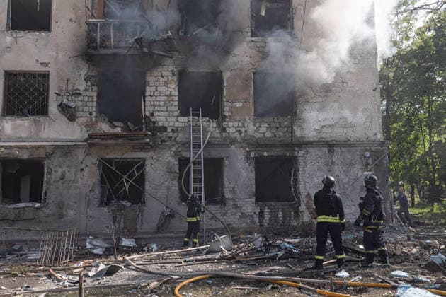 Russian attack on Ukraine s Kramatorsk KRAMATORSK, UKRAINE - MAY 19: Ukrainian emergency services extinguish a fire in a residential building following a Russian air strike using KAB bombs in Kramatorsk, Ukraine on May 19, 2026. Diego Herrera Carcedo Anadolu Kramatorsk Ukraine. Editorial use only. Please get in touch for any other usage.  Copyright: x2026xAnadoluxDiegoxHerreraxCarcedox