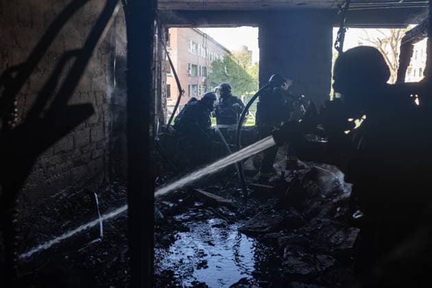 Russian attack on Ukraine s Kramatorsk KRAMATORSK, UKRAINE - MAY 19: Ukrainian emergency services extinguish a fire in a residential building following a Russian air strike using KAB bombs in Kramatorsk, Ukraine on May 19, 2026. Diego Herrera Carcedo Anadolu Kramatorsk Ukraine. Editorial use only. Please get in touch for any other usage.  Copyright: x2026xAnadoluxDiegoxHerreraxCarcedox
