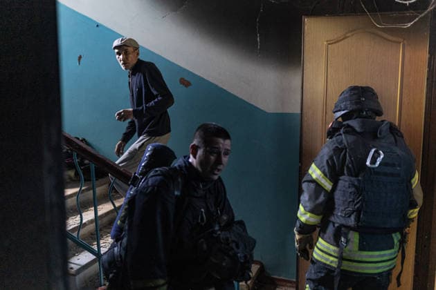 Russian attack on Ukraine s Kramatorsk KRAMATORSK, UKRAINE - MAY 19: Ukrainian emergency services extinguish a fire in a residential building following a Russian air strike using KAB bombs in Kramatorsk, Ukraine on May 19, 2026. Diego Herrera Carcedo Anadolu Kramatorsk Ukraine. Editorial use only. Please get in touch for any other usage.  Copyright: x2026xAnadoluxDiegoxHerreraxCarcedox