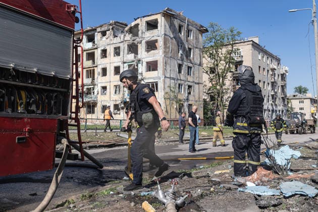 Russian attack on Ukraine s Kramatorsk KRAMATORSK, UKRAINE - MAY 19: Ukrainian emergency services extinguish a fire in a residential building following a Russian air strike using KAB bombs in Kramatorsk, Ukraine on May 19, 2026. Diego Herrera Carcedo Anadolu Kramatorsk Ukraine. Editorial use only. Please get in touch for any other usage.  Copyright: x2026xAnadoluxDiegoxHerreraxCarcedox