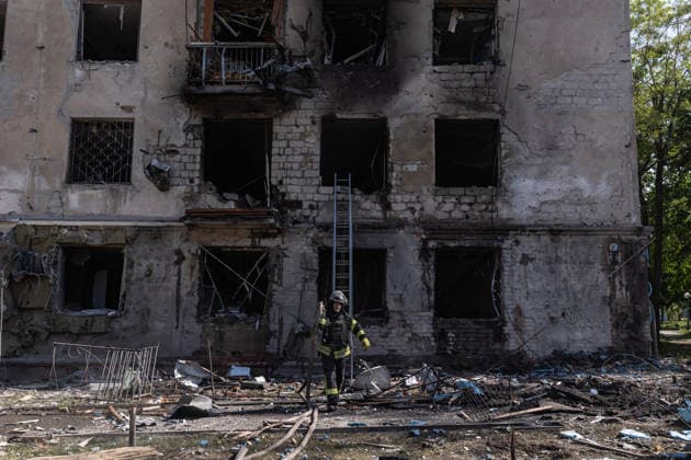 Russian attack on Ukraine s Kramatorsk KRAMATORSK, UKRAINE - MAY 19: Ukrainian emergency services extinguish a fire in a residential building following a Russian air strike using KAB bombs in Kramatorsk, Ukraine on May 19, 2026. Diego Herrera Carcedo Anadolu Kramatorsk Ukraine. Editorial use only. Please get in touch for any other usage.  Copyright: x2026xAnadoluxDiegoxHerreraxCarcedox