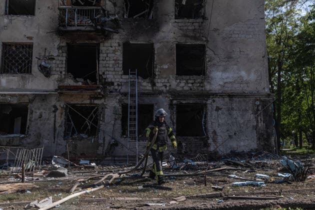 Russian attack on Ukraine s Kramatorsk KRAMATORSK, UKRAINE - MAY 19: Ukrainian emergency services extinguish a fire in a residential building following a Russian air strike using KAB bombs in Kramatorsk, Ukraine on May 19, 2026. Diego Herrera Carcedo Anadolu Kramatorsk Ukraine. Editorial use only. Please get in touch for any other usage.  Copyright: x2026xAnadoluxDiegoxHerreraxCarcedox