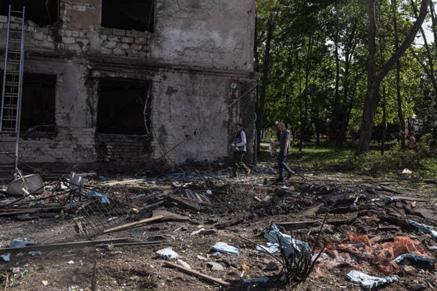 Russian attack on Ukraine s Kramatorsk KRAMATORSK, UKRAINE - MAY 19: A man searches for his belongings among the rubble of a residential building damaged by a Russian air strike using KAB bombs in Kramatorsk, Ukraine on May 19, 2026. Diego Herrera Carcedo Anadolu Kramatorsk Ukraine. Editorial use only. Please get in touch for any other usage.  Copyright: x2026xAnadoluxDiegoxHerreraxCarcedox