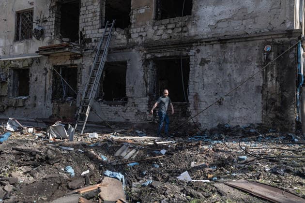 Russian attack on Ukraine s Kramatorsk KRAMATORSK, UKRAINE - MAY 19: A man searches for his belongings among the rubble of a residential building damaged by a Russian air strike using KAB bombs in Kramatorsk, Ukraine on May 19, 2026. Diego Herrera Carcedo Anadolu Kramatorsk Ukraine. Editorial use only. Please get in touch for any other usage.  Copyright: x2026xAnadoluxDiegoxHerreraxCarcedox