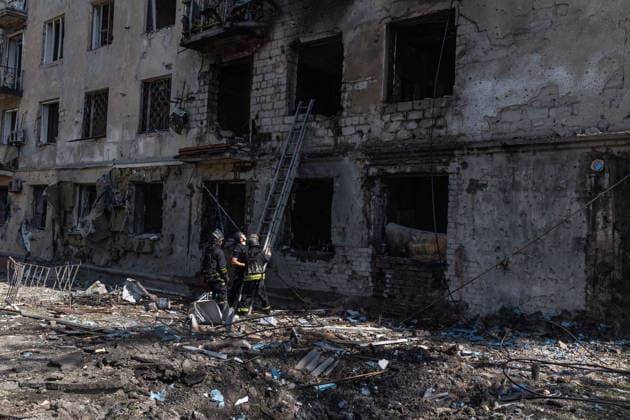Russian attack on Ukraine s Kramatorsk KRAMATORSK, UKRAINE - MAY 19: Ukrainian emergency services extinguish a fire in a residential building following a Russian air strike using KAB bombs in Kramatorsk, Ukraine on May 19, 2026. Diego Herrera Carcedo Anadolu Kramatorsk Ukraine. Editorial use only. Please get in touch for any other usage.  Copyright: x2026xAnadoluxDiegoxHerreraxCarcedox